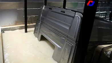 Кабина грузовика движется между резервуарами для нанесения электрофорезного покрытия