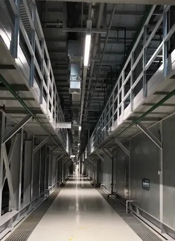 Кузова автомобилей помещаются в электрофоретический резервуар для нанесения катафорезной грунтовки