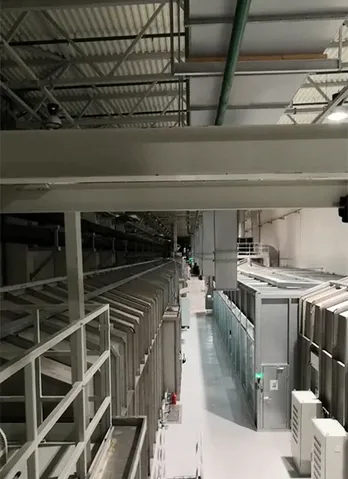 Панорамный вид на конструкцию камеры предварительной обработки и нанесения катафорезного покрытия
